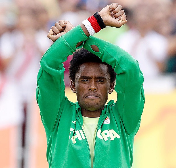 Feyisa Liles, da Etiópia, faz gesto que gerou polêmica. Foto:Robert F. Bukaty/Associated Press